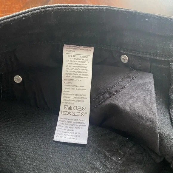 Levies Classic Black Skinny Jeans for Women - Picture 6 of 6